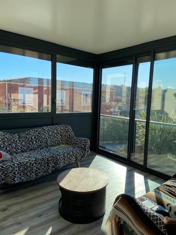 Mise en place d’une véranda design ral 7016G avec volets solaires sur Martigues