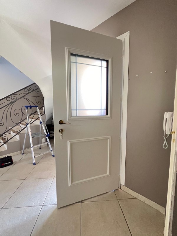 Éclairez Votre Entrée avec Style : Rénovation de la Porte d’Entrée KLine Gamme Créative Modèle Rectangle à Martigues