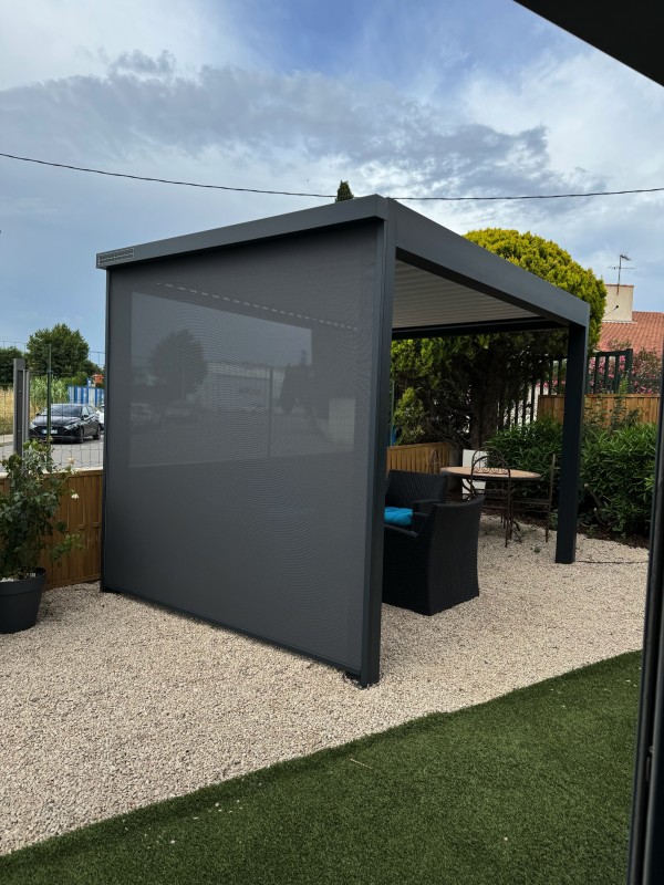 Installation d’une Pergola Marquises Modèle IZI avec Store Zip Solaire Bubendorff dans notre showroom sur Martigues