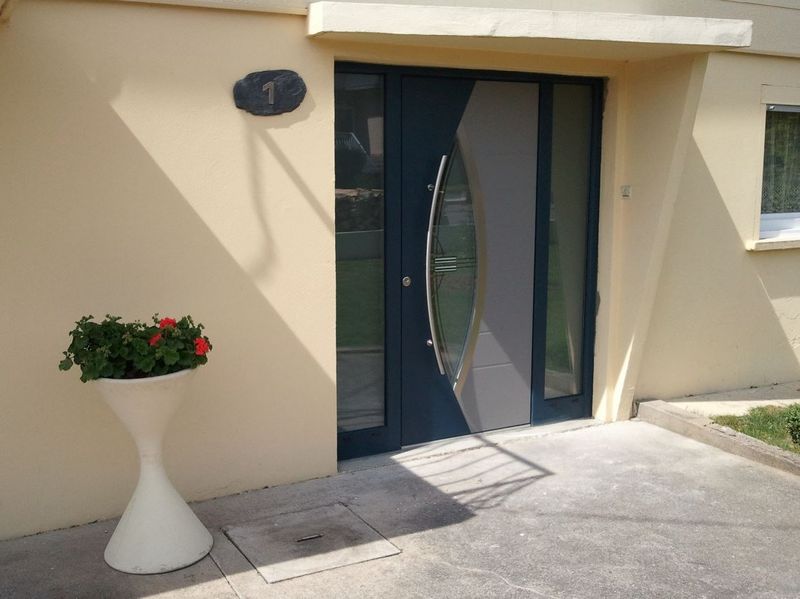 Porte alu vitrée à Bouc Bel Air