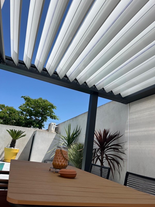 Installation d’une Pergola Marquises Modèle Open avec Poteaux Décalés à Châteauneuf-les-Martigues