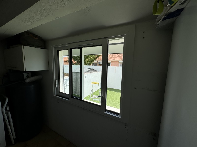 Mise en place d'un ensemble coulissant deux vantaux et volet roulant solaire sur Fos sur Mer