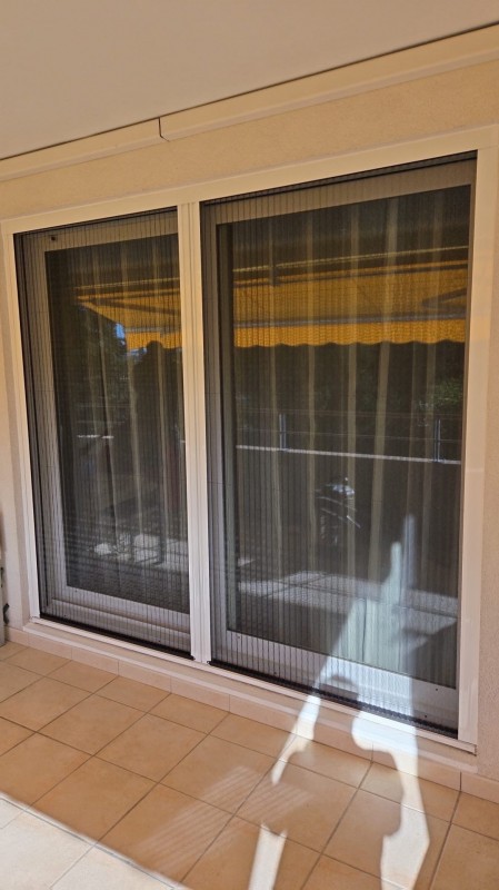 Mise en place d’une moustiquaire Cosywee modèle Plissea sur Martigues