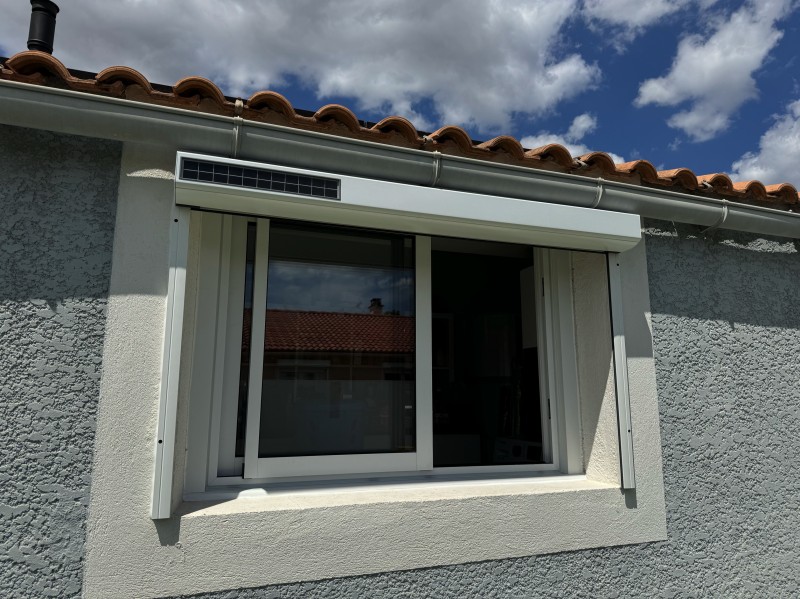 Mise en place d'un ensemble coulissant deux vantaux et volet roulant solaire sur Fos sur Mer