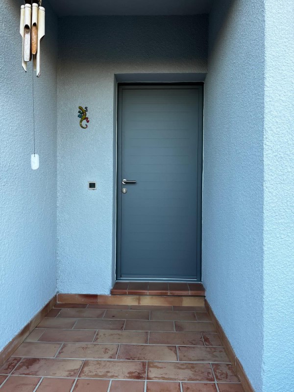 Mise en place d’une porte d’entrée KLINE modèle Brume sur Martigues