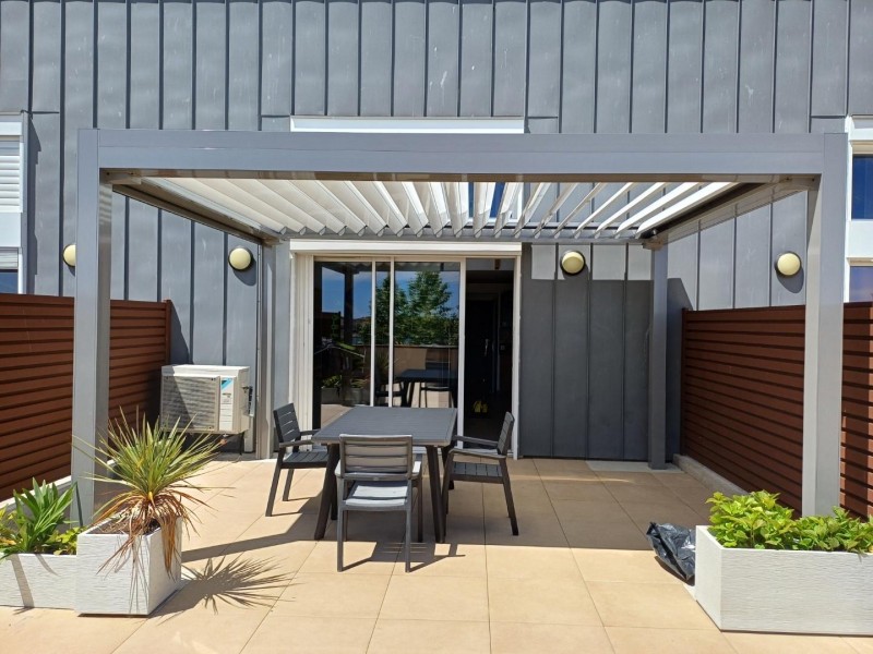Pergola bioclimatique avec store zip 