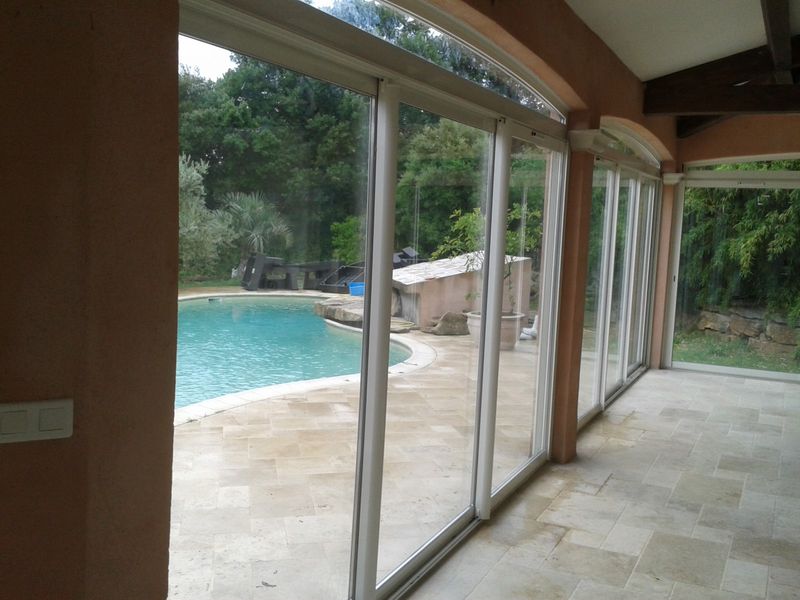 Pose de menuiserie à Pourrière