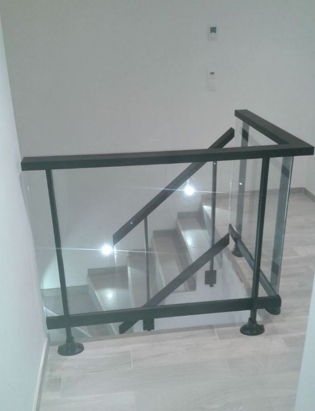 Garde corps vitrée en aluminium 9005 granité sur Chateauneuf les Martigues