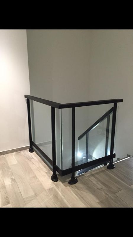 Garde corps vitrée en aluminium 9005 granité sur Chateauneuf les Martigues