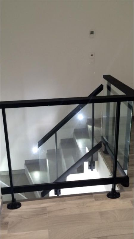 Garde corps vitrée en aluminium 9005 granité sur Chateauneuf les Martigues