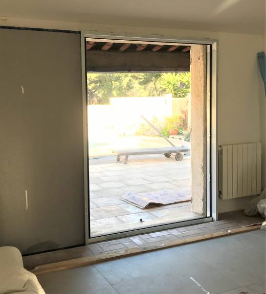 Augmenter l'apport en lumière grâce à une baie à galandage à Vitrolles