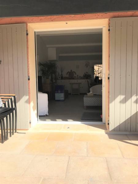 Augmenter l'apport en lumière grâce à une baie à galandage à Vitrolles