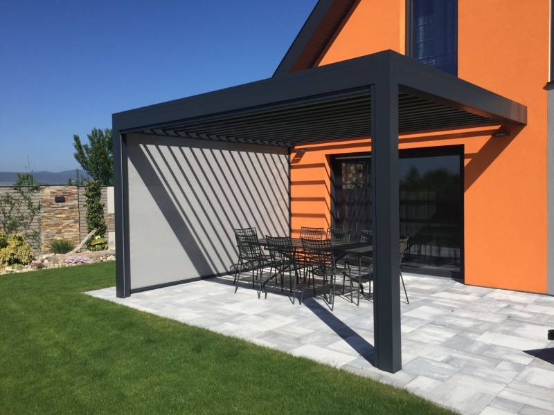 Pergola bioclimatique avec store zip