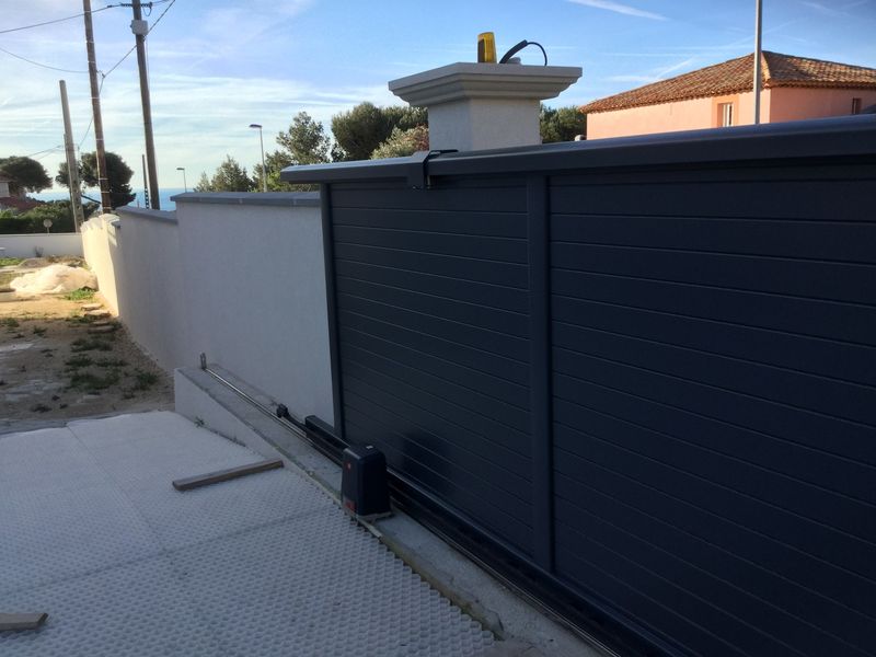 Portail coulissant lames horizontales sur Carry le Rouet