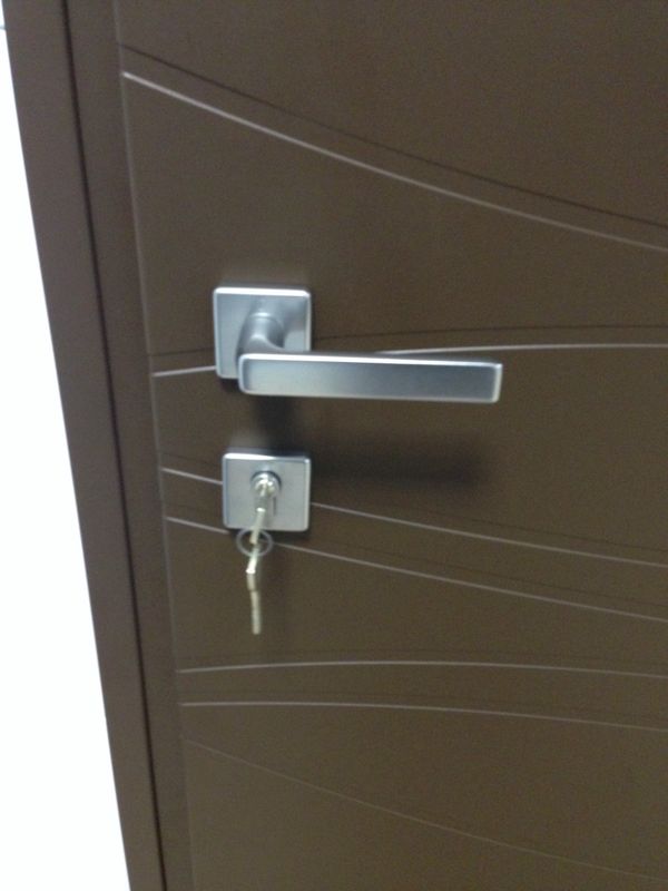 Porte marron en aluminium de chez Préfal sur Martigues
