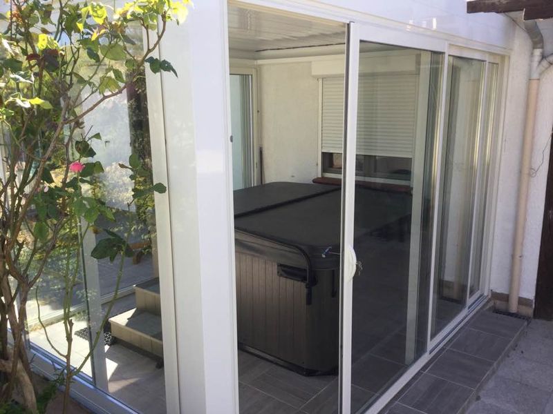 Pergola bioclimatique blanche sur Martigues
