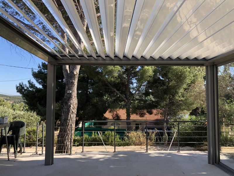 Pergola bioclimatique en aluminium sur Saint Julien les Martigues
