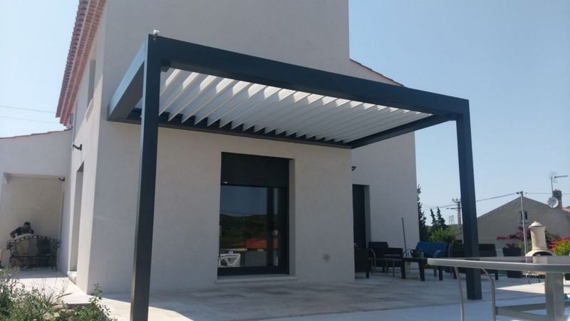 Pergola noir Bioclimatique OPEN sur Aubagne