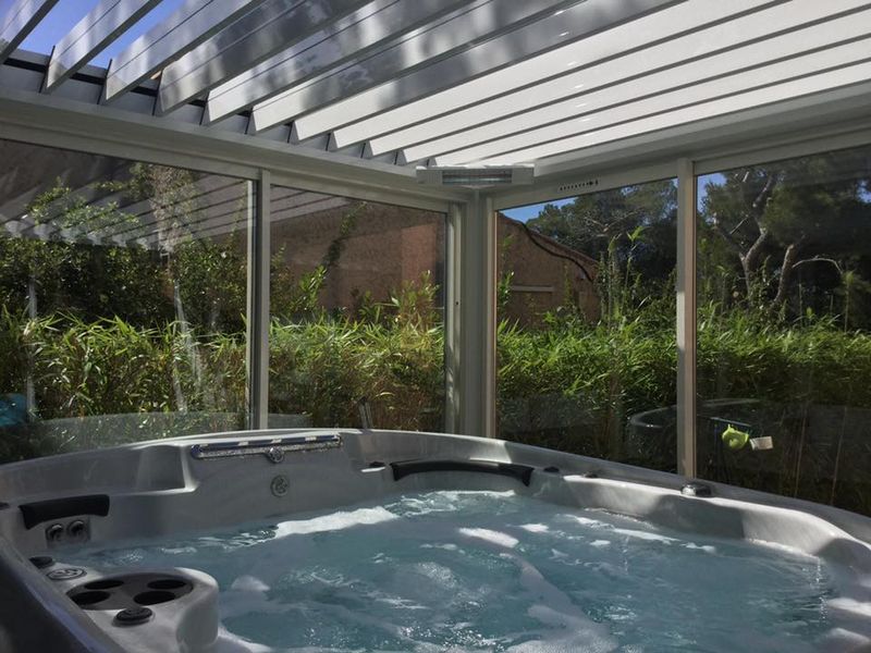 Pergola design bioclimatique posé sur Martigues