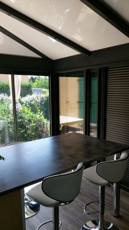 Véranda avec toiture isolante et éclairage led sur Lançon de provence 