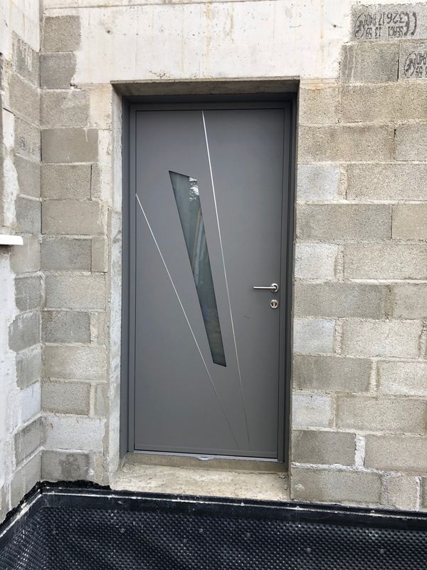 Porte en aluminium avec vitrage renforcé de la marque Kline sur Saint Mitres les Remparts