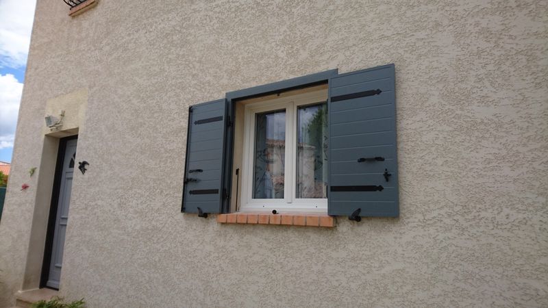 Pose de volets battants isolés sur cadre gris anthracite sur Fos Sur Mer 