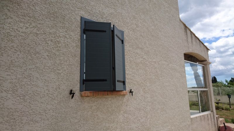 Pose de volets battants isolés sur cadre gris anthracite sur Fos Sur Mer 