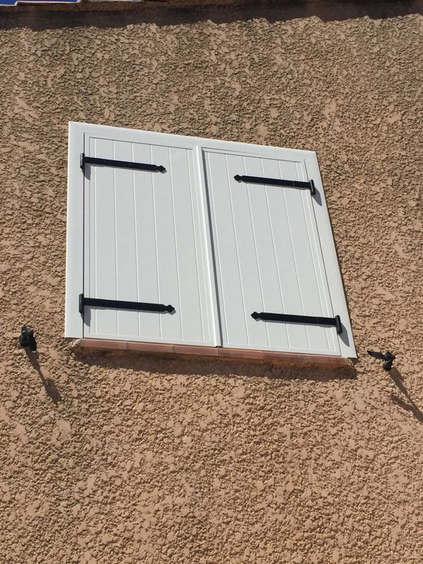 Volets battant isolé blanc sur Martigues