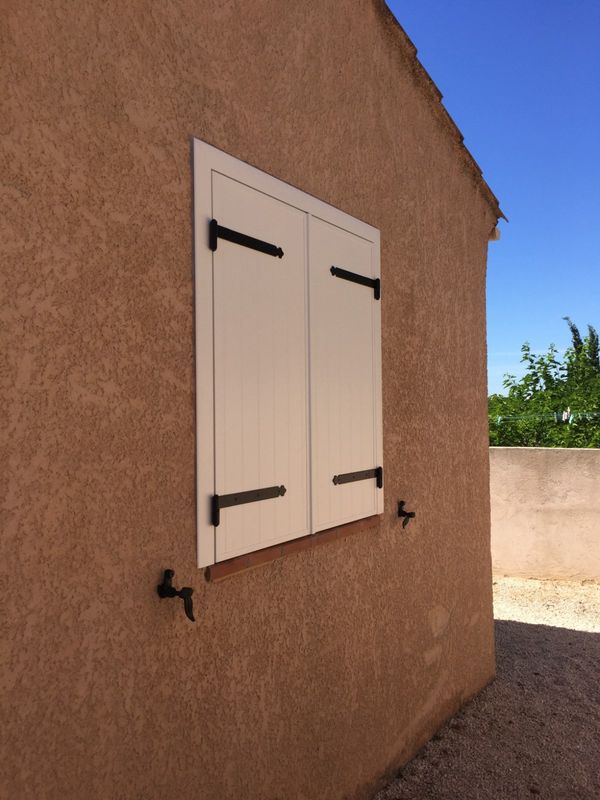 Volets battants isolé blanc sur Martigues