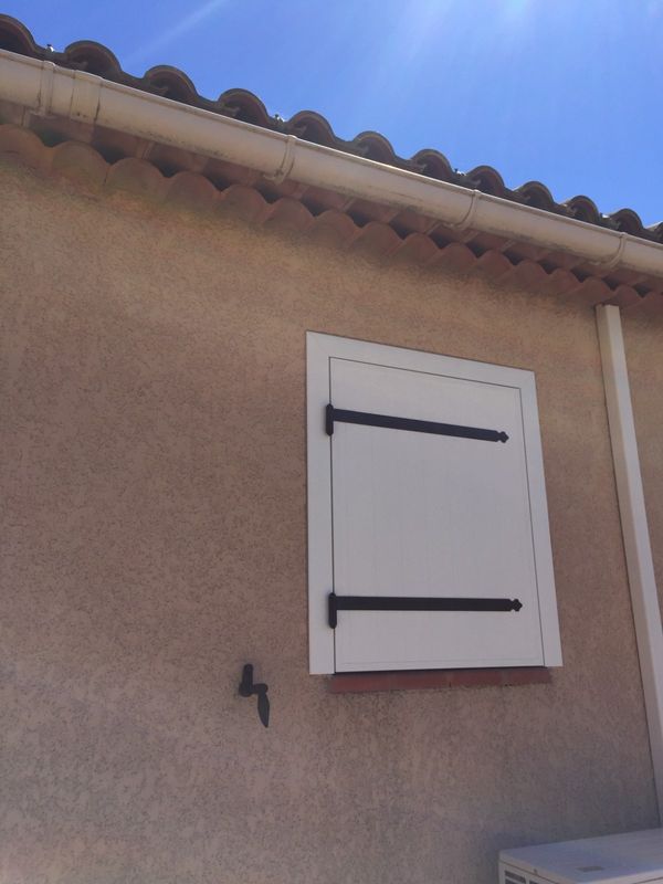 Volets battants isolé blanc sur Martigues