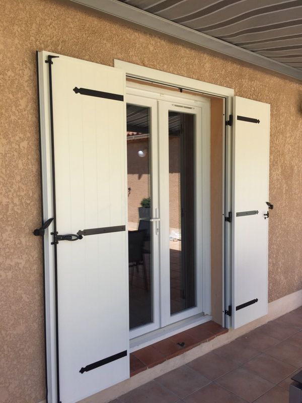 Volets battants isolé blanc sur Martigues